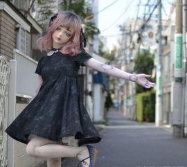 女子被化妆成人偶视频