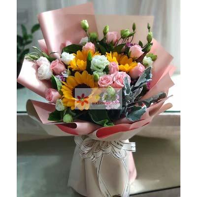 成人礼送花女生视频,青春绽放美好时光